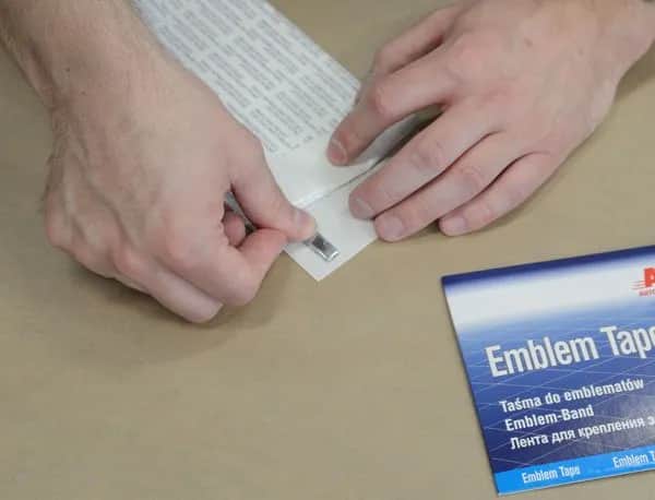 Jak skutecznie przykleić emblemat do karoserii i uniknąć błędów