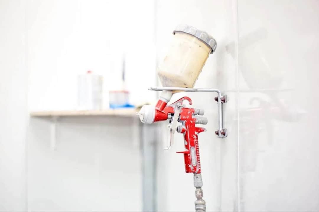 Jak rozrobić farbę do malowania pistoletem - uniknij najczęstszych błędów