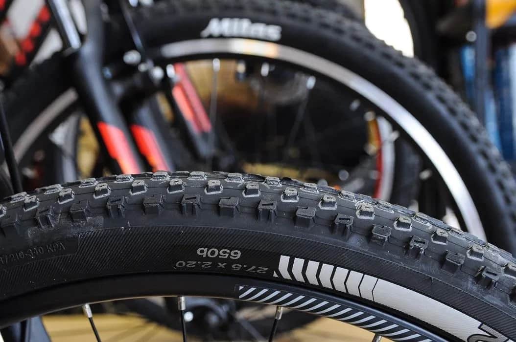 Jak dobrać dętkę do opony rowerowej, aby uniknąć kosztownych błędów