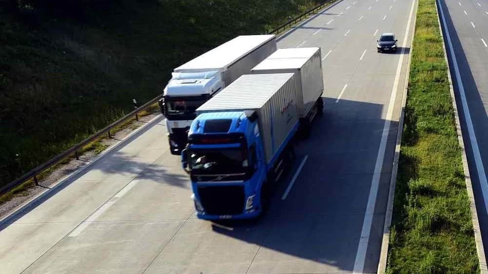 Czy ciężarówki mogą wyprzedzać na autostradzie? Zasady i wyjątki