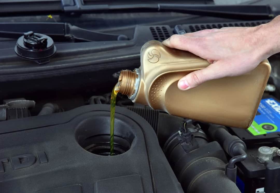 Czy można dolać olej na ciepłym silniku bez ryzyka uszkodzenia?