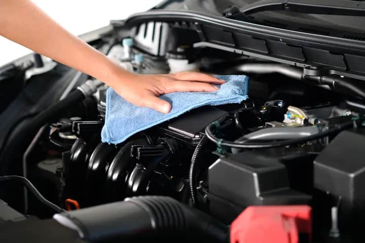 Skuteczne sposoby na to, czym zmyć olej z silnika bez wysiłku