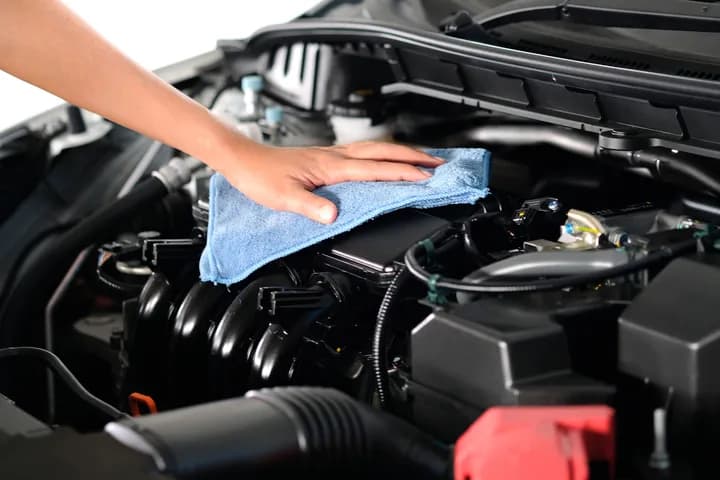 Skuteczne sposoby na to, czym zmyć olej z silnika bez wysiłku