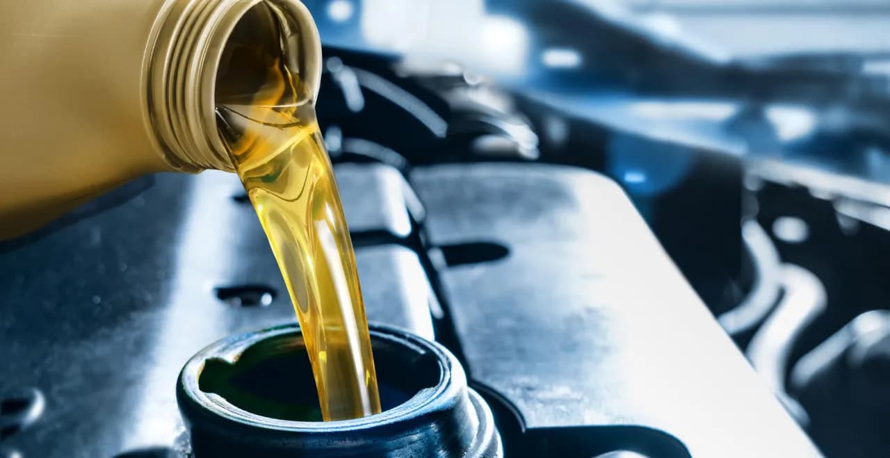 Wymiana oleju na ciepłym czy zimnym silniku - co wybrać dla lepszej ochrony?