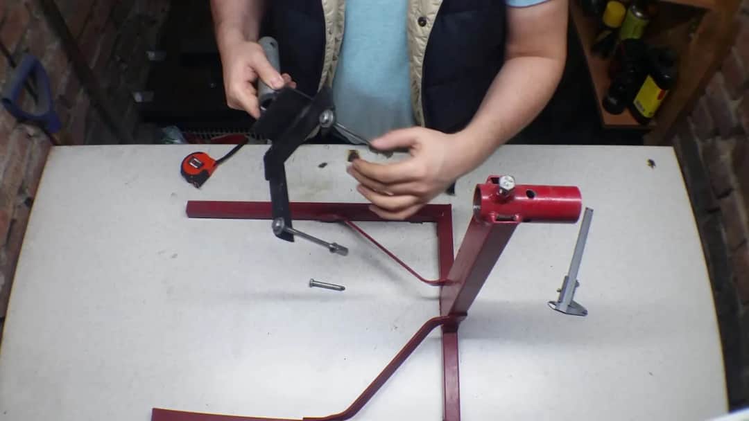 Jak zrobić stojak na silnik - proste kroki i niezbędne materiały